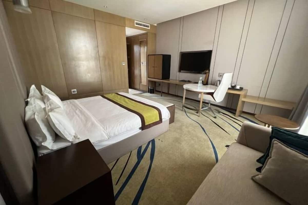Premium bedding, down comforters, minibar, in-room safe