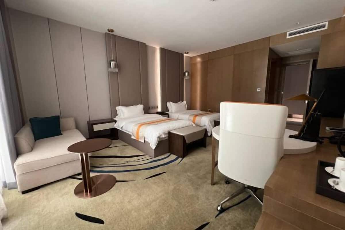 2 bedrooms, premium bedding, down duvets, minibar
