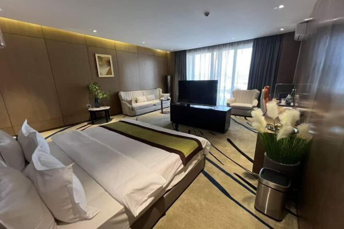 2 bedrooms, premium bedding, down duvets, minibar