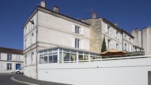 A large, historic building with multiple windows and a balcony. - Maison 350 m Centre, Chambres Calmes, Spacieuses (Angoulême)