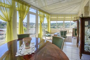 Dining - Maison 350 m Centre, Chambres Calmes, Spacieuses (Angoulême)