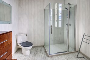 Dusche, umweltfreundliche Kosmetikartikel, Haartrockner, Handtücher