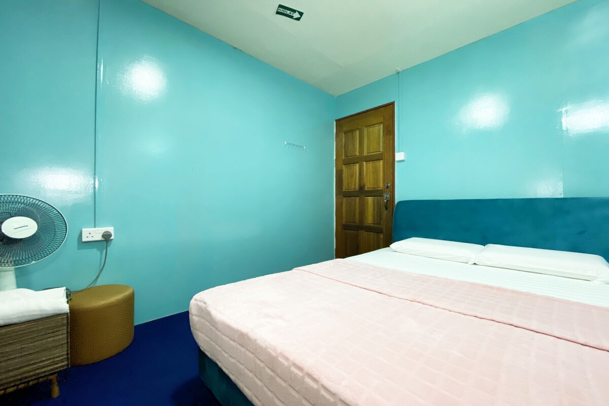 Een bureau, gratis wifi, beddengoed