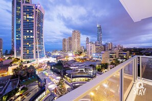 Property grounds - Circle on Cavill – 2 Bed Ocean Views, SPA — Q Stay (Surfers Paradise)