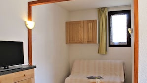 Unclassified image, 2 of 20, button - 3-Room Apartment for 6, Near Shops & Slopes, Balcony with SW Exposure in Risoul 1850 (Risoul)