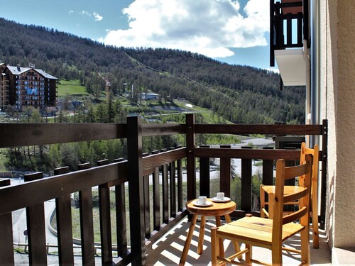 3-Room Apartment for 6, Near Shops & Slopes, Balcony with SW Exposure in Risoul 1850
