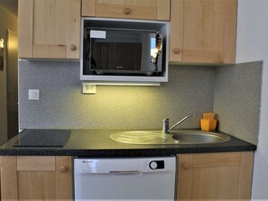 Réfrigérateur, four, plaque de cuisson, lave-vaisselle