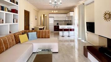 Căn hộ, 2 phòng ngủ, hiên, quang cảnh biển | Khu phòng khách | TV màn hình phẳng 40-inch có truyền hình cáp