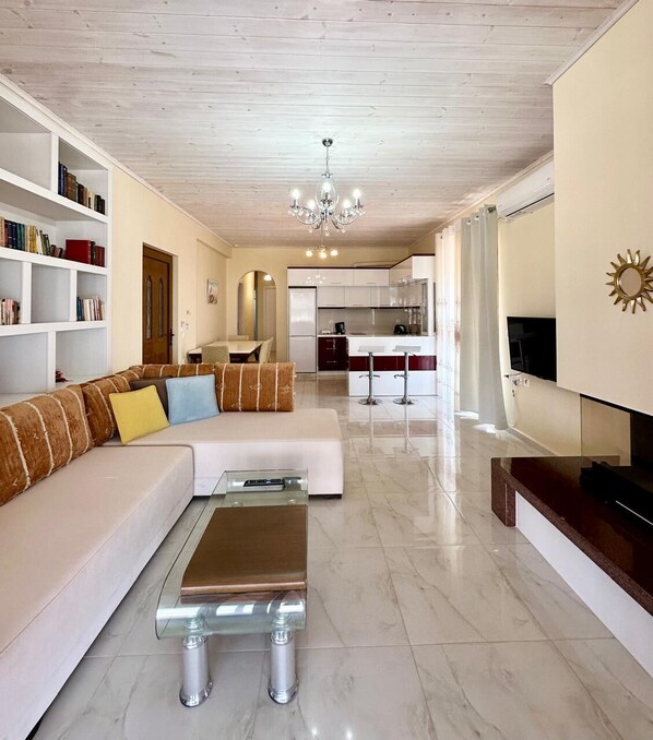 Apartment, 2 Bedrooms, Terrace, Sea View | Living area
