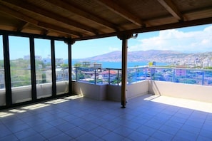 A balcony with a view of a city and mountains. - Golden Berden Boutique Hotel (Sarandë)