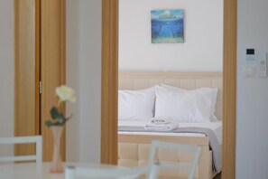 Appartement, 1 chambre, balcon, vue mer | Coffres-forts dans les chambres, rideaux occultants
