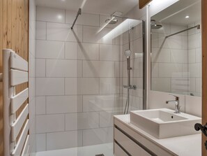 Hair dryer - Spacious Renovated 4-BR Apt in Megève, 400m from Ski Slopes, WiFi, Garage, Sleeps 8 (Megève)