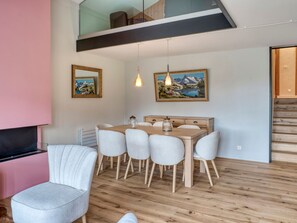 Dining - Spacious Renovated 4-BR Apt in Megève, 400m from Ski Slopes, WiFi, Garage, Sleeps 8 (Megève)