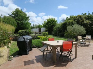Outdoor dining - Charming House with Garden, 600m from Beach, Free WIFI – Pleumeur-Bodou (Pleumeur-Bodou)
