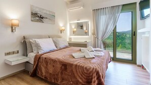 Un dormitorio moderno con una cama grande, lámparas de noche, un espejo y vistas al exterior.
