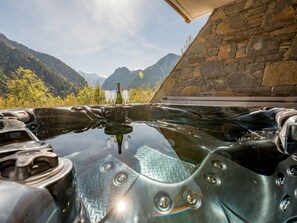 Outdoor spa tub - 4* Apartment with Jacuzzi and WiFi, for 8 guests (Champagny-en-Vanoise)