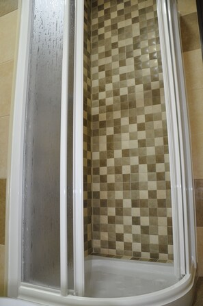 Chuveiro, secador de cabelo, toalhas de banho, sabonete