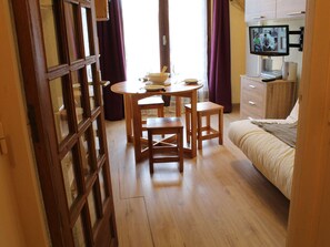 TV - Ski-In/Ski-Out Studio with Pool & Tennis Court, Sleeps 4, Risoul 1850 (Risoul)