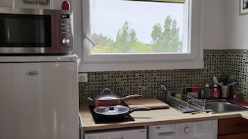 Refrigerador, microondas, horno y parrilla de estufa
