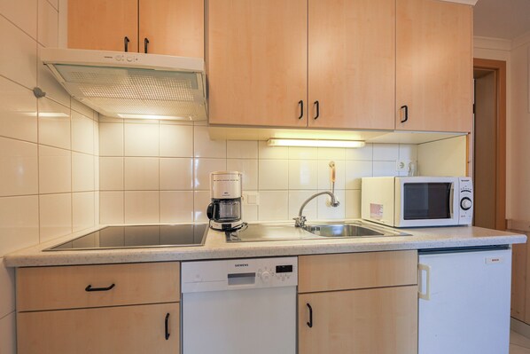 Kühlschrank, Mikrowelle, Herdplatte, Geschirrspüler