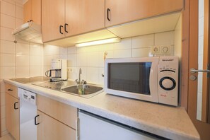 Kühlschrank, Mikrowelle, Herdplatte, Geschirrspüler