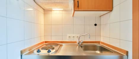 Frigorífico, microondas, placa de cocina y cafetera o tetera