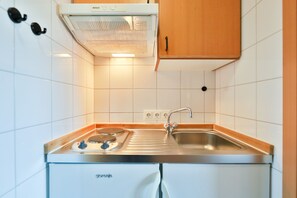 ثلاجة، ميكروويف، موقد طهي مسطح، ماكينة لصنع القهوة/الشاي