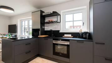 Een koelkast, een microgolfoven, een oven, een kookplaat