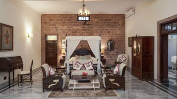 Villa, 5 Bedrooms | Iron/ironing board, free WiFi, bed sheets