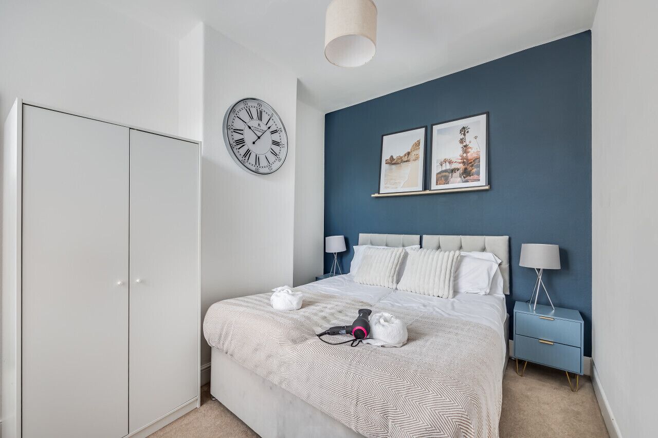 3 bedrooms, desk, iron/ironing board, travel cot
