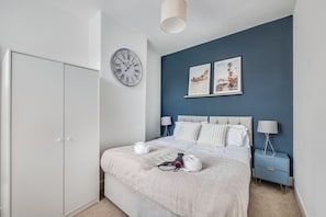 3 bedrooms, desk, iron/ironing board, travel crib