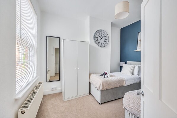 3 bedrooms, desk, iron/ironing board, travel crib