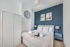 3 bedrooms, desk, iron/ironing board, travel crib