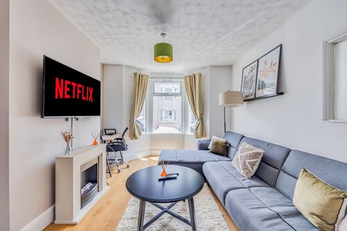 Stylish House with Pool Table, Free Parking, Fast WiFi and Smart TVs by Yoko Property