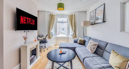 Stylish House with Pool Table, Free Parking, Fast WiFi and Smart TVs by Yoko Property