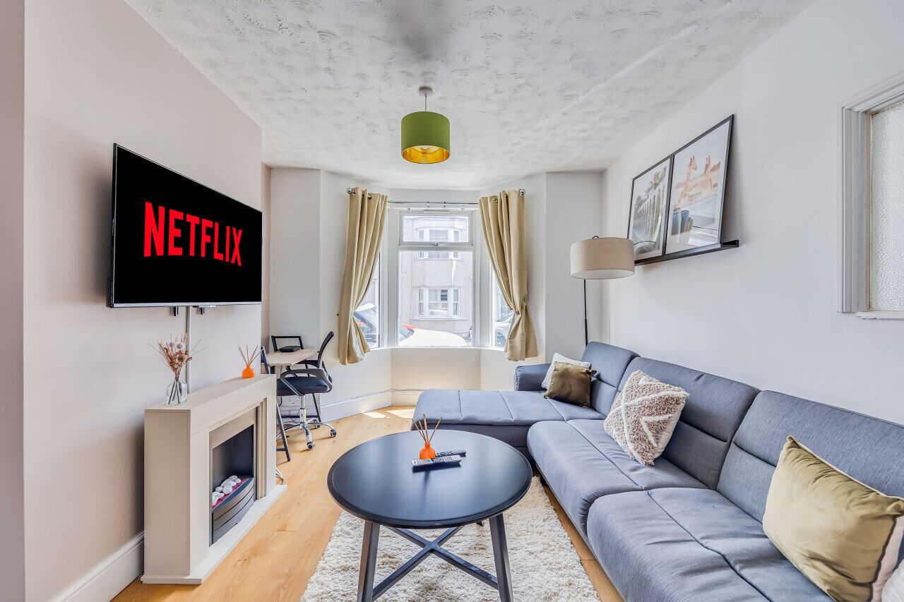 Smart TV, fireplace