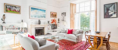 TV, lareira, DVD player