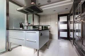 Fridge, microwave, dishwasher, coffee/tea maker