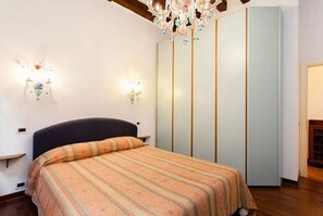 3 quartos, ferros/tábuas de passar roupa, berço de viagem