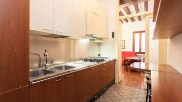 Kühlschrank, Mikrowelle, Herdplatte, Geschirrspüler