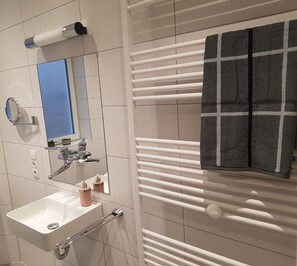 Douche, sèche-cheveux, serviettes fournies, papier toilette