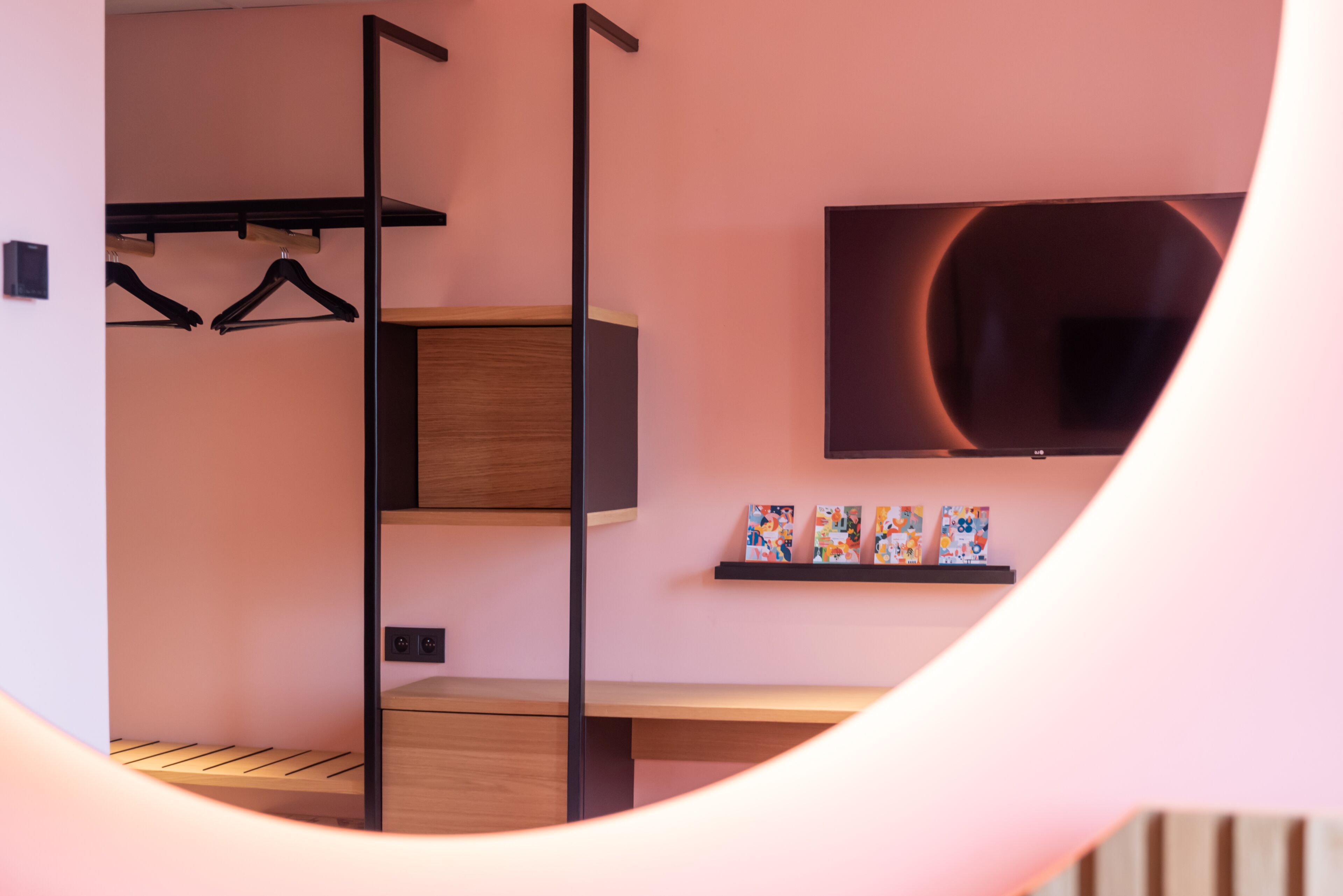 classic room | premium bedding, in-room safe, desk, laptop workspace