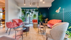Een modern interieur met zitplaatsen, tafels en hangplanten.
