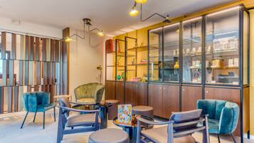 Un intérieur moderne avec des sièges, une vitrine et un luminaire au plafond.