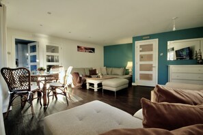 Smart TV, books - One bedroom balcony apartment with allocated parking close to Gunwharf Quays (Portsmouth)