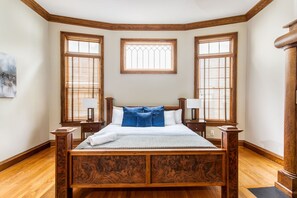 3 bedrooms, iron/ironing board, travel crib, free WiFi - Wisteria 12South | Historic Charmer, Sleeps 10 (Nashville)