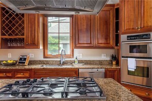 Fridge, microwave, oven, stovetop - Wisteria 12South | Historic Charmer, Sleeps 10 (Nashville)