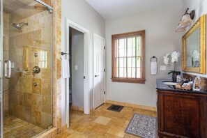 Combined shower/bathtub, towels
