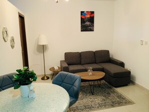 베이직룸, 킹사이즈침대 1개 | 거실 공간 |   평면 TV