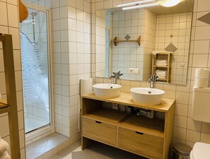 Doccia, asciugacapelli, asciugamani, sapone